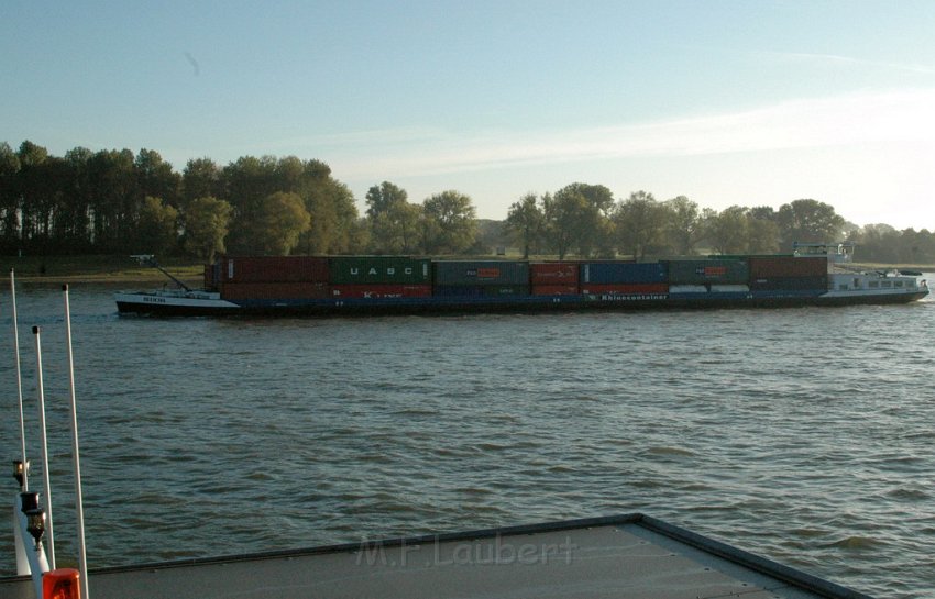 LKW faehrt in den Rhein Langel Hitdorf Faehre P127.JPG